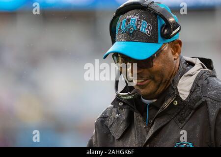 Charlotte, NC, USA. 29 Dez, 2019. Carolina Panthers Head Coach Perry Fewell, die im dritten Quartal des NFL matchup an der Bank von Amerika Stadium in Charlotte, NC. (Scott Kinser/Cal Sport Media). Credit: Csm/Alamy leben Nachrichten Stockfoto