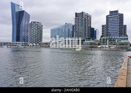 MELBOURNE, AUSTRALIEN - 15 May 2019 - Blick auf moderne Hotel am Wasser Gebäude in den Docklands von Melbourne, Victoria, Australien. Stockfoto