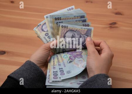 Mädchen Hände zählen Rumänische Lei Währung, das Schließen Stockfoto