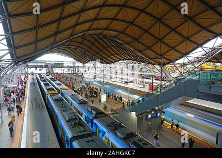 MELBOURNE, AUSTRALIEN - 16 May 2019 - Ansicht der Züge am Bahnhof Southern Cross, ein großer Bahnhof für das Melbourne in der Dockl Stockfoto