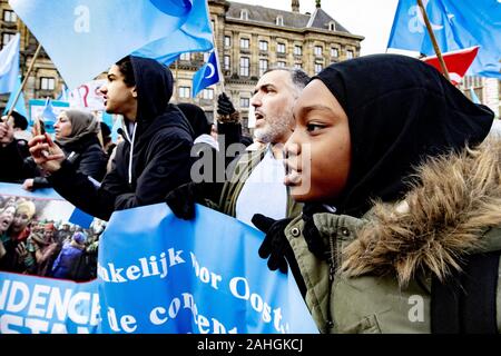 Amsterdam, Niederlande. 18 Mai, 2019. Die Demonstranten halten Fahnen und Banner während der Demonstration. Uiguren und Sympathisanten am Dam Square in Amsterdam sammeln ihre Unterstützung mit ethnischen Chinas Uiguren und Protest gegen das, was sie als die Unterdrückung der Uiguren in China von der Regierung dieses Landes zu zeigen. Credit: Niels Wenstedt/SOPA Images/ZUMA Draht/Alamy leben Nachrichten Stockfoto