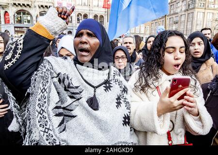 Amsterdam, Niederlande. 18 Mai, 2019. Die Demonstranten skandieren Parolen während der Demonstration. Uiguren und Sympathisanten sammeln am Dam Square in Amsterdam ihre Unterstützung mit ethnischen Chinas Uiguren und Protest gegen das, was sie als die Unterdrückung der Uiguren in China von der Regierung dieses Landes zu zeigen. Credit: Niels Wenstedt/SOPA Images/ZUMA Draht/Alamy leben Nachrichten Stockfoto