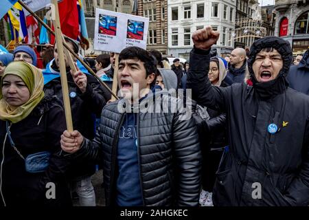 Amsterdam, Niederlande. 18 Mai, 2019. Demonstranten skandieren Parolen während des Protestes. Uiguren und Sympathisanten sammeln am Dam Square in Amsterdam ihre Unterstützung mit ethnischen Chinas Uiguren und Protest gegen das, was sie als die Unterdrückung der Uiguren in China von der Regierung dieses Landes zu zeigen. Credit: Niels Wenstedt/SOPA Images/ZUMA Draht/Alamy leben Nachrichten Stockfoto