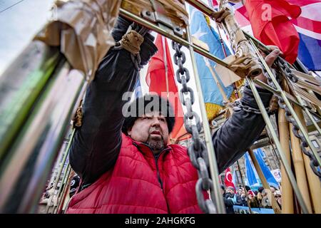 Amsterdam, Niederlande. 18 Mai, 2019. Ein eingesperrter Demonstrant nimmt Teil während der Demonstration. Uiguren und Sympathisanten am Dam Square in Amsterdam sammeln ihre Unterstützung mit ethnischen Chinas Uiguren und Protest gegen das, was sie als die Unterdrückung der Uiguren in China von der Regierung dieses Landes zu zeigen. Credit: Niels Wenstedt/SOPA Images/ZUMA Draht/Alamy leben Nachrichten Stockfoto