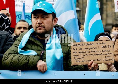 Amsterdam, Niederlande. 18 Mai, 2019. Eine Demonstrantin hält ein Plakat während der Demonstration. Uiguren und Sympathisanten sammeln am Dam Square in Amsterdam ihre Unterstützung mit ethnischen Chinas Uiguren und Protest gegen das, was sie als die Unterdrückung der Uiguren in China von der Regierung dieses Landes zu zeigen. Credit: Niels Wenstedt/SOPA Images/ZUMA Draht/Alamy leben Nachrichten Stockfoto
