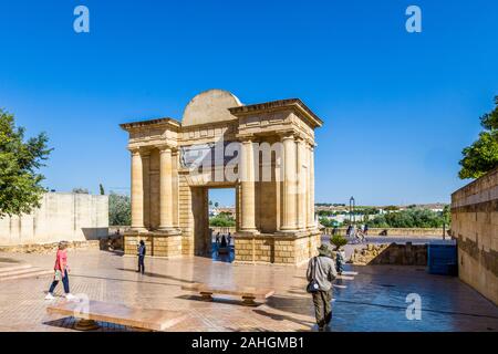 Puerta del Puente oder Bridge Gate in Cordoba, Andalusien, Spanien Stockfoto