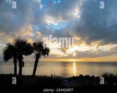 Sonnenstrahlen im Sonnenuntergang über dem Golf von Mexiko von caspersen Beach in Venedig Florida Stockfoto