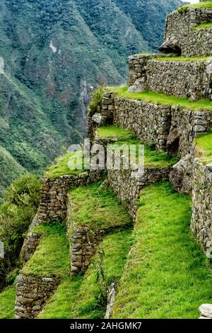 Es gibt 2 Stufen der Terrassen oder Andenes in Machu Picchu: Die obere Ebene von 45 breitere und größere Terrassen und die untere Ebene von 80 Terrassen Stockfoto