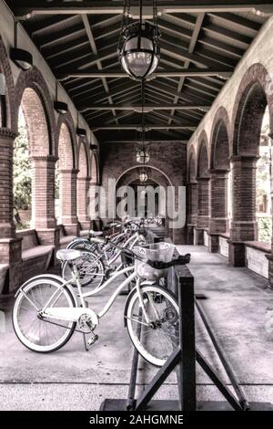 Student Fahrrad parken im Innenhof Eingangsbereich auf dem Flagler College Campus in der Innenstadt von St. Augustine, Florida, Stockfoto