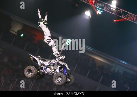 Zagreb, Kroatien - 28. Dezember 2019: Quad Fahrer auf die Meister der Schmutz Total Freestyle Tour 2019 - Freestyle Motocross show. Stockfoto