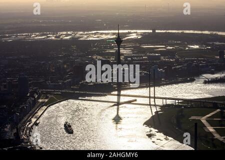 Luftaufnahme, Blick auf die Stadt gegen das Licht, Schifffahrt auf dem Rhein, Rhein, Rhein knie Brücke, Rheinturm, Düsseldorf, Rheinland, Norden Rhine-We Stockfoto