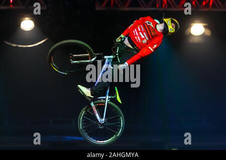 Zagreb, Kroatien - 28 Dezember, 2019: Dirt Jump Bike Fahrer auf der Meister der Schmutz Total Freestyle Tour 2019 - Freestyle Motocross show. Stockfoto