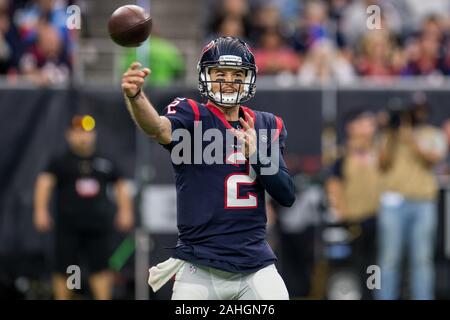 Houston, TX, USA. 29 Dez, 2019. Houston Texans Quarterback AJ McCarron (2) wirft einen Pass im zweiten Quartal ein NFL Football Spiel zwischen der Tennessee Titans und der Houston Texans an NRG Stadion in Houston, TX. Trask Smith/CSM/Alamy leben Nachrichten Stockfoto