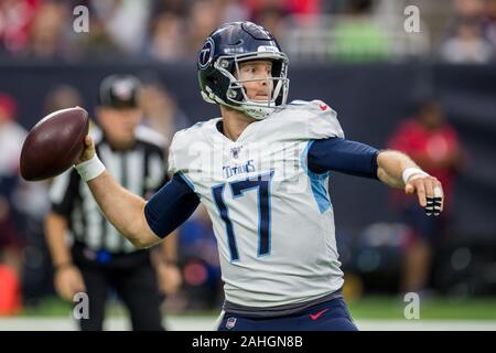 Houston, TX, USA. 29 Dez, 2019. Tennessee Titans Quarterback Ryan Tannehill (17) wirft einen Pass im 1. Quartal ein NFL Football Spiel zwischen der Tennessee Titans und der Houston Texans an NRG Stadion in Houston, TX. Trask Smith/CSM/Alamy leben Nachrichten Stockfoto