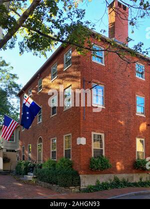 Seitenansicht eines schönen New England 3-stöckige Haus gebaut im Jahr 1815 in Portsmouth, New Hampshire, ein beliebtes Touristenziel. Stockfoto