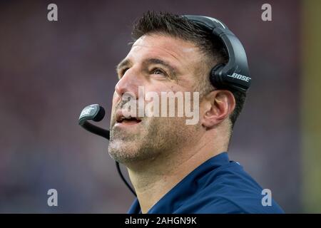 Houston, TX, USA. 29 Dez, 2019. Tennessee Titans Head Coach Mike Vrabel Uhren während des 1. Quartals ein NFL Football Spiel zwischen der Tennessee Titans und der Houston Texans an NRG Stadion in Houston, TX. Trask Smith/CSM/Alamy leben Nachrichten Stockfoto