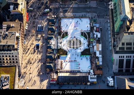 Luftbild, Eisstadion DEG-Winterwelt auf dem neu gestalteten Cornelius Square, Düsseldorf, Rheinland, Nordrhein-Westfalen, Deutschland, Corneliusplatz Stockfoto