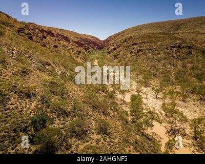 Die Dry Creek Bed bei Redbank Gorge in den West MacDonnell Ranges, Northern Territory, Australien Stockfoto