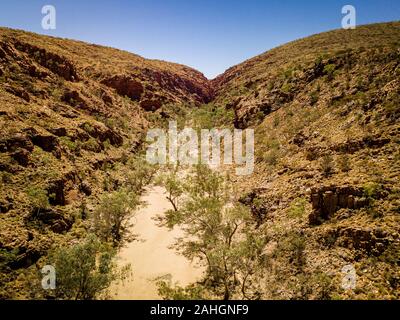 Die Dry Creek Bed bei Redbank Gorge in den West MacDonnell Ranges, Northern Territory, Australien Stockfoto