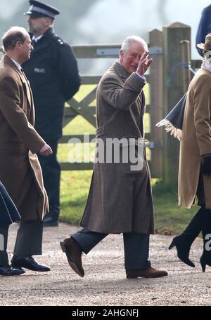 Sir Tim Laurence, Lady Louise Windsor, Prinz Andrew Earl of Wessex, Prinz Charles (Prince of Wales) und Prinzessin Anne an der Kirche als Königin Elizabeth II ankommen nimmt an der St. Maria Magdalena Kirche Sonntag Morgen Service in Sandringham. Derzeit, Königin Elizabeth II. ist Ihr Winterurlaub im Sandringham, in den Weihnachtstag mit Prinz Philip (Herzog von Edinburgh), Prinz William (Herzog von Cambridge), Kate Middleton (Herzogin von Cambridge), Prince George und Prinzessin Charlotte unter anderem verbracht. Königin Elizabeth II. besucht Kirche, Sandringham, Norfolk, am 29. Dezember 2019. Stockfoto