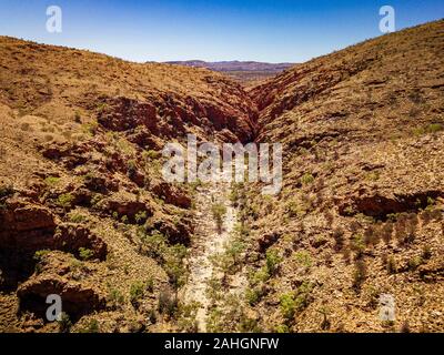 Die Dry Creek Bed bei Redbank Gorge in den West MacDonnell Ranges, Northern Territory, Australien Stockfoto