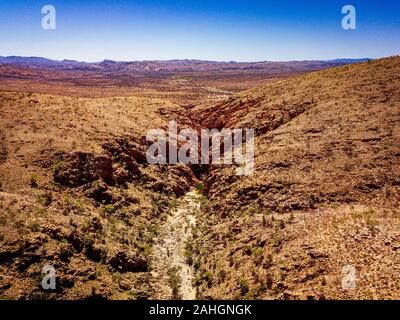 Die Dry Creek Bed bei Redbank Gorge in den West MacDonnell Ranges, Northern Territory, Australien Stockfoto