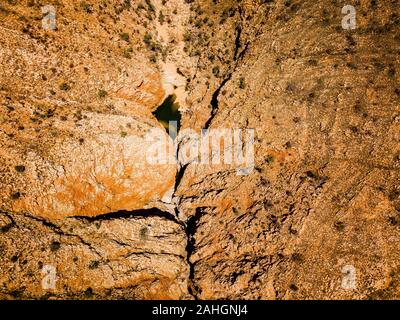 Die dramatischen Spalt im Felsen bei Redbank Gorge enthält eine permanente watersource in die West MacDonnell Ranges, Northern Territory, Australien Stockfoto