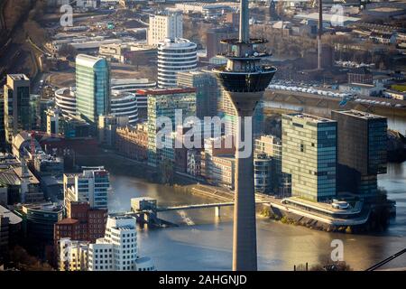 Luftaufnahme, Rheinturm, Fernsehturm, Medienhafen, Düsseldorf, Rheinland, Nordrhein-Westfalen, Deutschland, Am Handelshafen, Aussichtsturm, Brücke bei t Stockfoto