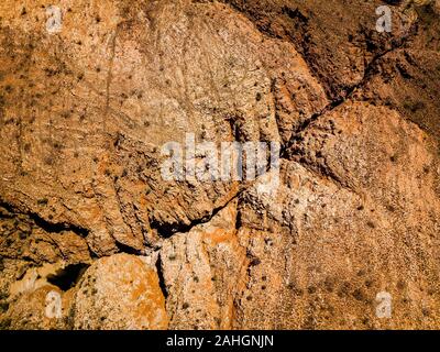 Die dramatischen Spalt im Felsen bei Redbank Gorge enthält eine permanente watersource in die West MacDonnell Ranges, Northern Territory, Australien Stockfoto