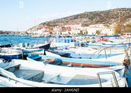 Balaklawa, Krim - November 6, 2019. Viele Boote in winzigen Hafen von balaklawa. Stockfoto