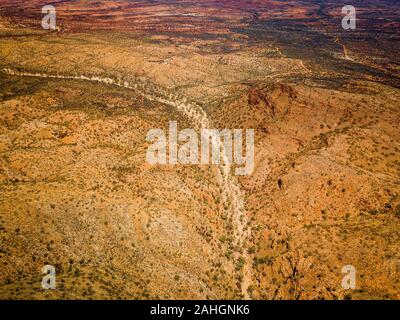 Die Dry Creek Bed bei Redbank Gorge in den West MacDonnell Ranges, Northern Territory, Australien Stockfoto