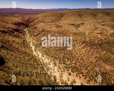 Die Dry Creek Bed bei Redbank Gorge in den West MacDonnell Ranges, Northern Territory, Australien Stockfoto