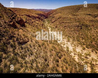 Die Dry Creek Bed bei Redbank Gorge in den West MacDonnell Ranges, Northern Territory, Australien Stockfoto