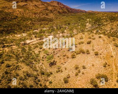 Die Dry Creek Bed bei Redbank Gorge in den West MacDonnell Ranges, Northern Territory, Australien Stockfoto