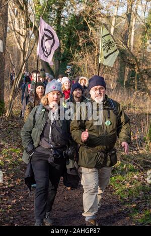 Denham, UK. 29. Dezember 2019. Stehen für die Bäume, einen für die Tierwelt und Wasser, organisiert von Chris Packham und vom Aussterben Rebellion, # ReThinkHS 2, speichern Sie die Colne Valley, STOP HS2 und Hillingdon Grüne Partei unterstützt. Referenten das Bedrohungen der Lebensräume, die in den Wohnungen der bedrohten Aale, Fledermäuse, Fischotter, Wasser Wühlmäuse, der Verlust von 28.000 Bäume zu HS2 und der Chalk aquifer, zu viel von Londons Wasser trägt. Credit: Stephen Bell/Alamy Stockfoto