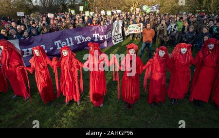 Denham, UK. 29. Dezember 2019. Stehen für die Bäume, einen für die Tierwelt und Wasser, organisiert von Chris Packham und vom Aussterben Rebellion, # ReThinkHS 2, speichern Sie die Colne Valley, STOP HS2 und Hillingdon Grüne Partei unterstützt. Referenten das Bedrohungen der Lebensräume, die in den Wohnungen der bedrohten Aale, Fledermäuse, Fischotter, Wasser Wühlmäuse, der Verlust von 28.000 Bäume zu HS2 und der Chalk aquifer, zu viel von Londons Wasser trägt. Credit: Stephen Bell/Alamy Stockfoto