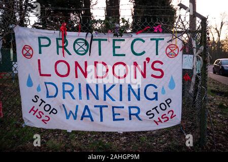 Denham, UK. 29. Dezember 2019. Stehen für die Bäume, einen für die Tierwelt und Wasser, organisiert von Chris Packham und vom Aussterben Rebellion, # ReThinkHS 2, speichern Sie die Colne Valley, STOP HS2 und Hillingdon Grüne Partei unterstützt. Referenten das Bedrohungen der Lebensräume, die in den Wohnungen der bedrohten Aale, Fledermäuse, Fischotter, Wasser Wühlmäuse, der Verlust von 28.000 Bäume zu HS2 und der Chalk aquifer, zu viel von Londons Wasser trägt. Credit: Stephen Bell/Alamy Stockfoto