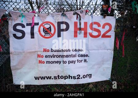 Denham, UK. 29. Dezember 2019. Stehen für die Bäume, einen für die Tierwelt und Wasser, organisiert von Chris Packham und vom Aussterben Rebellion, # ReThinkHS 2, speichern Sie die Colne Valley, STOP HS2 und Hillingdon Grüne Partei unterstützt. Referenten das Bedrohungen der Lebensräume, die in den Wohnungen der bedrohten Aale, Fledermäuse, Fischotter, Wasser Wühlmäuse, der Verlust von 28.000 Bäume zu HS2 und der Chalk aquifer, zu viel von Londons Wasser trägt. Credit: Stephen Bell/Alamy Stockfoto