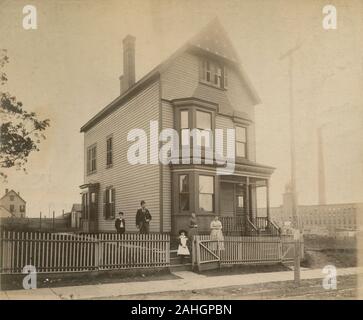 Antike c 1890 Foto, "Heimat der Direktion der Harrison öffentliche Schule, in der Ferne ist die Clark Thread Company Fabrik mit seinem hohen Schornstein." Das Haus derzeit bei 94 Johnston Ave in Kearny, New Jersey Quelle befindet: original Foto Stockfoto