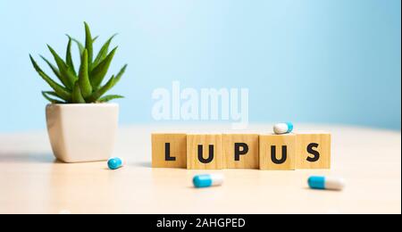 Holzblock Form das Wort LUPUS. Medizinisches Konzept. Stockfoto