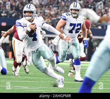 Arlington, USA. 29 Dez, 2019. Dallas Cowboys Quarterback Dak Prescott (4) kriecht gegen die Washington Redskins während ihrer NFL Spiel bei AT&T Stadium in Arlington, Texas am Sonntag, 29. Dezember 2019. Foto von Ian Halperin/UPI Quelle: UPI/Alamy leben Nachrichten Stockfoto