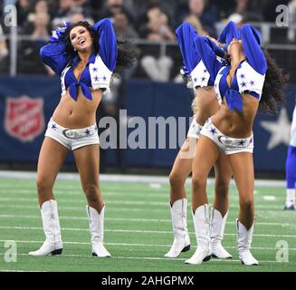 Arlington, USA. 29 Dez, 2019. Die Dallas Cowboys Cheerleaders durchführen, während ein NFL Spiel bei AT&T Stadium in Arlington, Texas am Sonntag, 29. Dezember 2019. Foto von Ian Halperin/UPI Quelle: UPI/Alamy leben Nachrichten Stockfoto