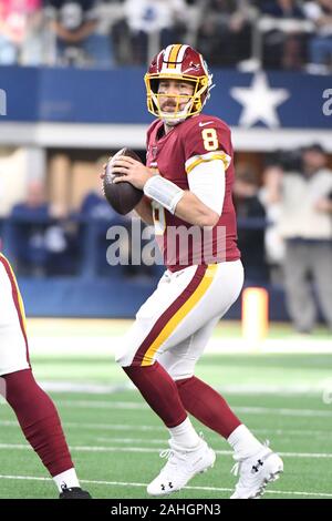 Arlington, USA. 29 Dez, 2019. Washington Redskins quarterback Fall Keenum (8) sieht gegen die Dallas Cowboys in der NFL Spiel bei AT&T Stadium in Arlington, Texas am Sonntag zu werfen, 29. Dezember 2019. Foto von Ian Halperin/UPI Quelle: UPI/Alamy leben Nachrichten Stockfoto