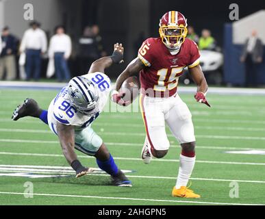 Arlington, USA. 29 Dez, 2019. Washington Redskins wide receiver Steven Sims (15) bekommt von Dallas Cowboys defensiver Maliek Collins (96) Während ihrer NFL Spiel bei AT&T Stadium in Arlington, Texas am Sonntag, 29. Dezember 2019. Foto von Ian Halperin/UPI Quelle: UPI/Alamy leben Nachrichten Stockfoto
