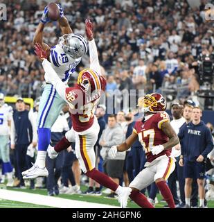 Arlington, USA. 29 Dez, 2019. Dallas Cowboys wide receiver Amari Cooper (19) Macht ein 48-yard catch als Washington Redskins cornerback Jimmy Moreland (32) und Aaron Colvin während ihrer NFL Spiel bei AT&T Stadium in Arlington, Texas am Sonntag verteidigen, 29. Dezember 2019. Foto von Ian Halperin/UPI Quelle: UPI/Alamy leben Nachrichten Stockfoto
