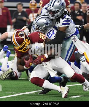 Arlington, USA. 29 Dez, 2019. Washington Redskins zurück Adrian Peterson laufen (26) erhalten, die von Dallas Cowboys cornerback Jourdan Lewis (27) Middle linebacker Jaylon Smith (54) ihre NFL Spiel bei AT&T Stadium in Arlington, Texas am Sonntag, 29. Dezember 2019 verpackt. Foto von Ian Halperin/UPI Quelle: UPI/Alamy leben Nachrichten Stockfoto