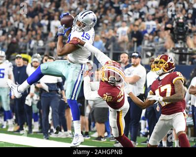 Arlington, USA. 29 Dez, 2019. Dallas Cowboys wide receiver Amari Cooper (19) Macht ein 48-yard catch als Washington Redskins cornerback Jimmy Moreland (32) und Aaron Colvin während ihrer NFL Spiel bei AT&T Stadium in Arlington, Texas am Sonntag verteidigen, 29. Dezember 2019. Foto von Ian Halperin/UPI Quelle: UPI/Alamy leben Nachrichten Stockfoto