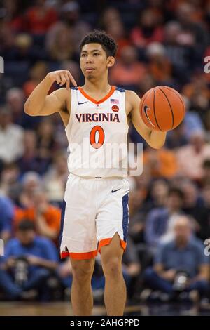 Dezember 29, 2019: Virginia Cavaliers guard Kihei Clark (0) Fordert eine offensive Spielen während der NCAA Basketball Aktion zwischen den Marinemidshipmen und der Virginia Kavaliere an der John Paul Jones Arena Charlottesville, VA. Jonathan Huff/CSM. Stockfoto