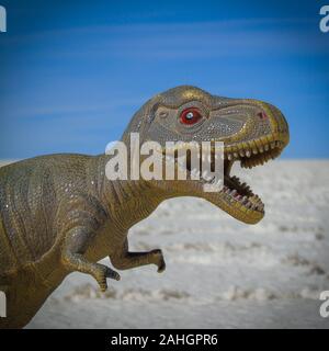 Spielzeug Dinosaurier in Salar de Uyuni Stockfoto