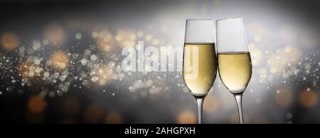 Frohes neues Jahr 2020, zwei Champagner Glas flöten Schiebeschalter gegen einen dunklen Blase bokeh Hintergrund, party Konzept im Panoramaformat mit Kopie Raum Stockfoto